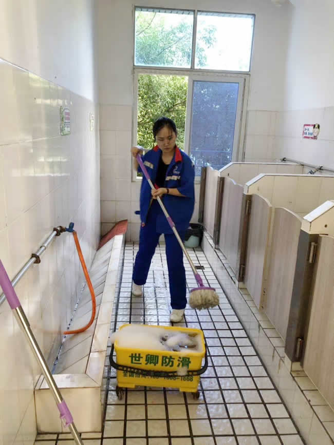 重慶市涪陵區實驗小學北斗校區廁所地面防滑施工