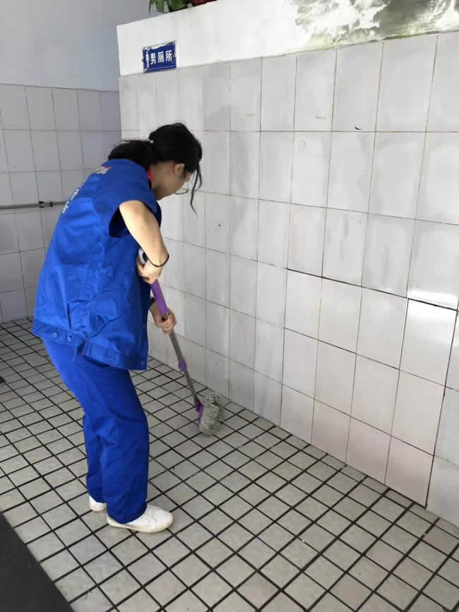 重慶市涪陵區實驗小學北斗校區廁所地面防滑施工