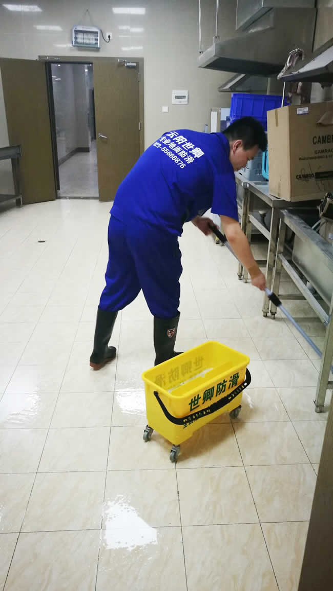 重慶市云陽縣人民醫院食堂地面防滑處理