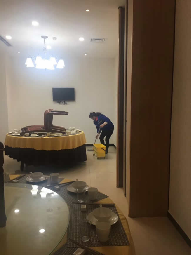 重慶市綦江區市民服務中心食堂地面防滑施工
